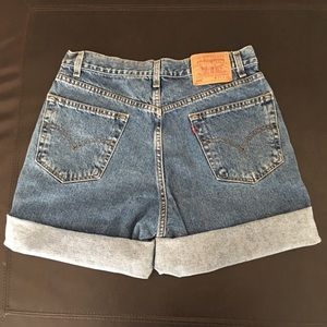 VINTAGE LEVIS HIGH WAISTED DENIM MOM SHORTS